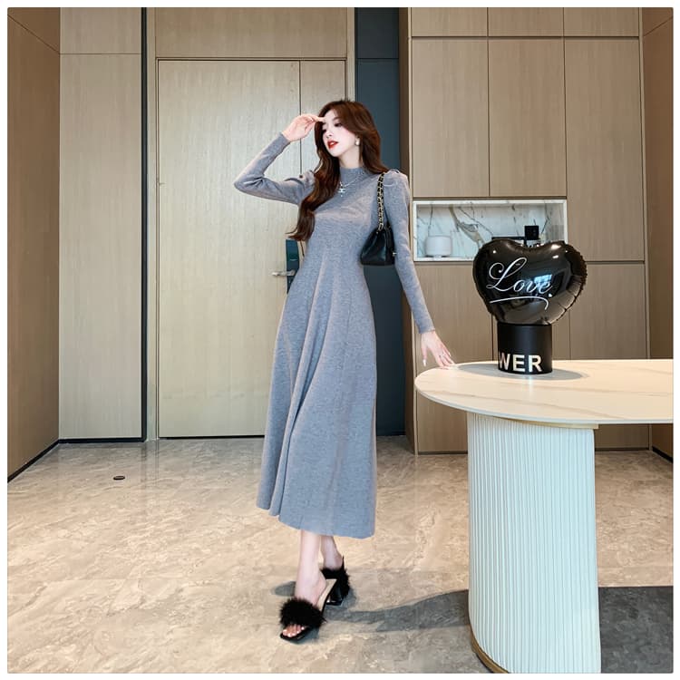 上品なハイネックロングドレス