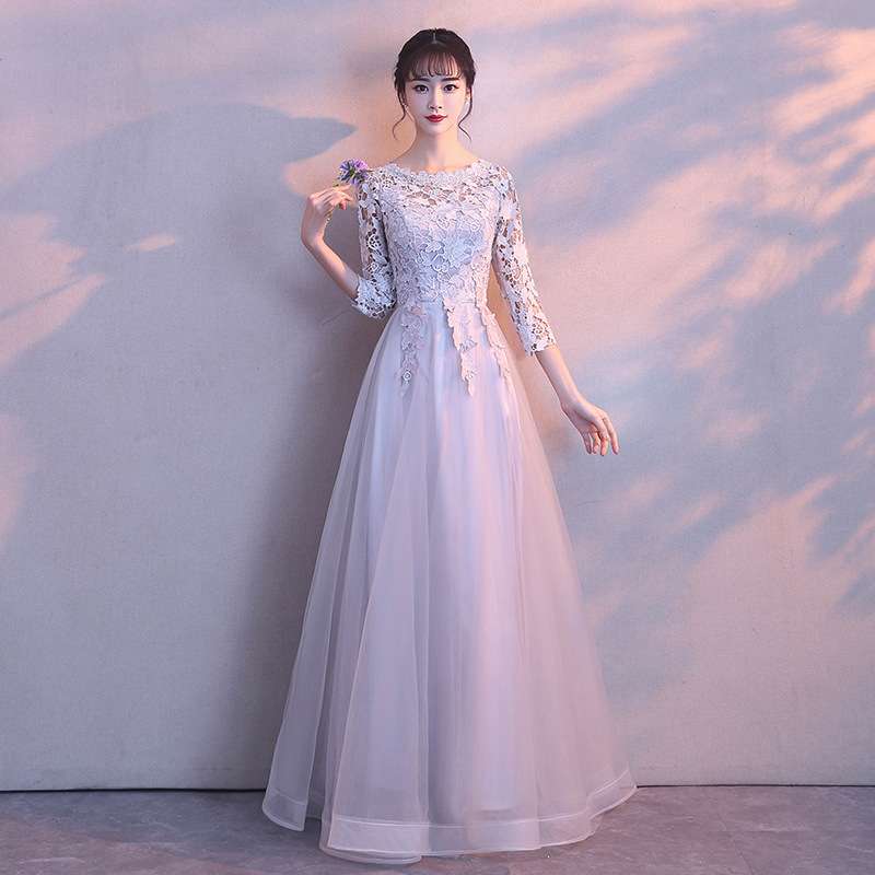 レースとチュールの優美なロングドレス