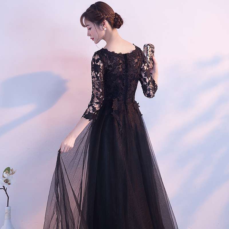 レースとチュールの優美なロングドレス