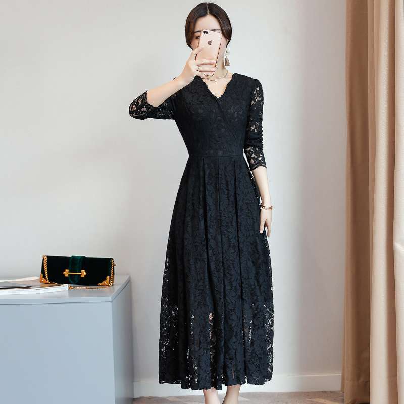 優美なレース編みロングドレス