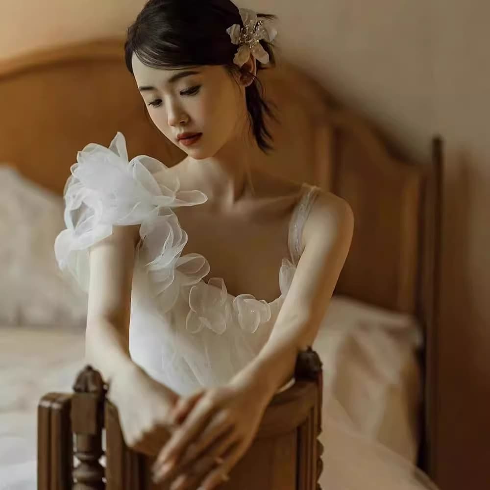 ロングドレス 優美なチュールフラワー ウエディングドレス