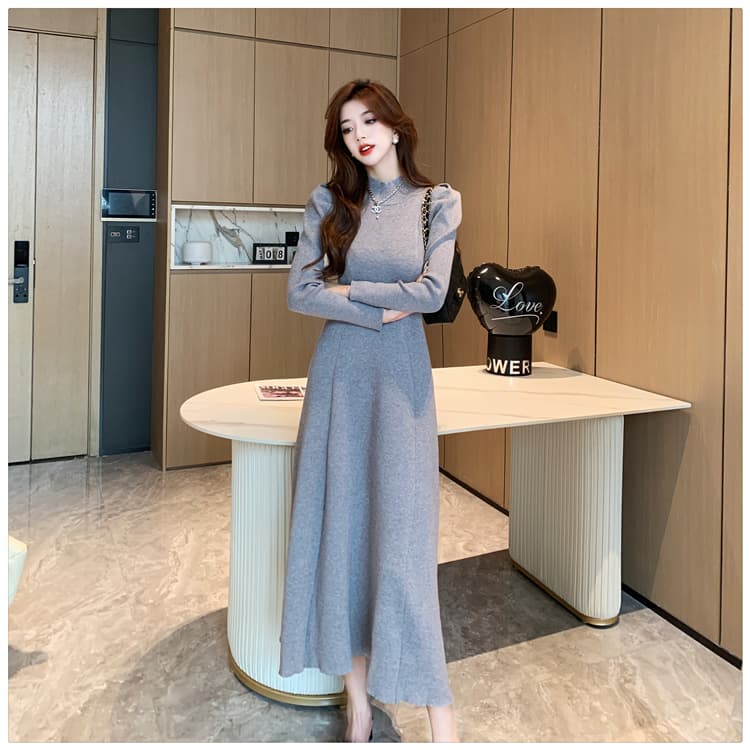 上品なハイネックロングドレス