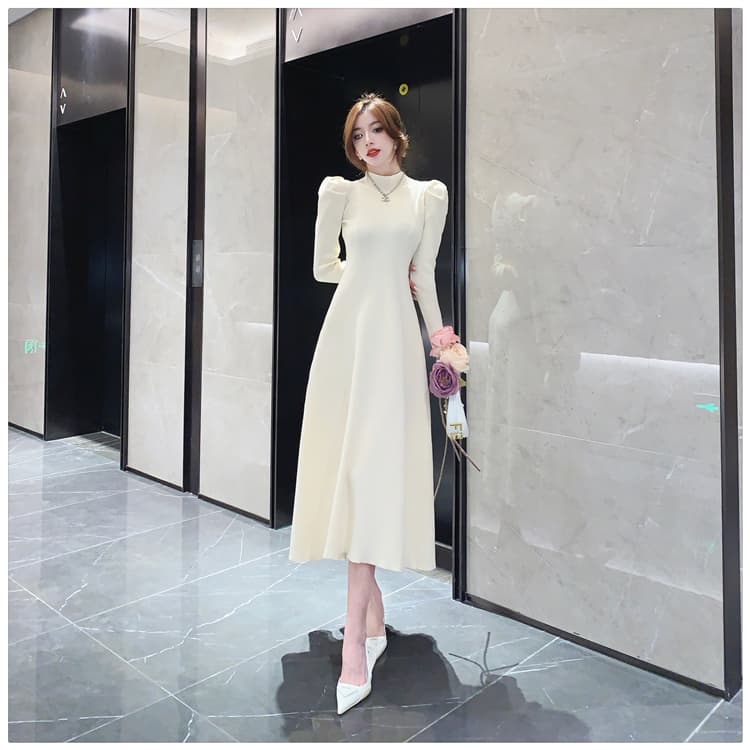 上品なハイネックロングドレス