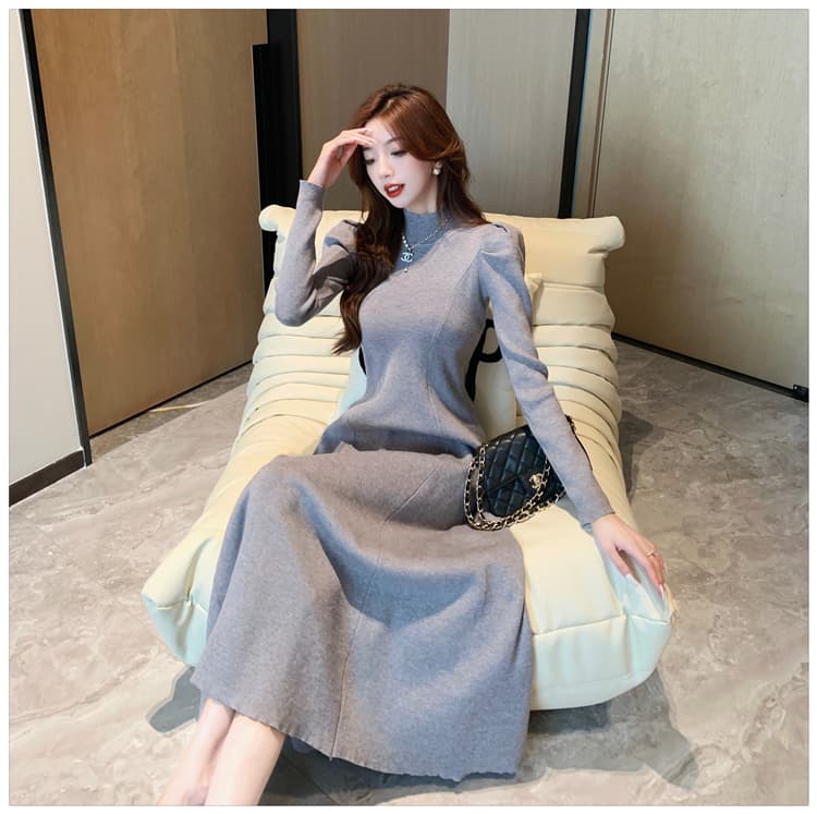 上品なハイネックロングドレス