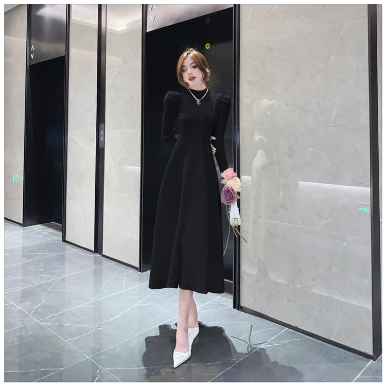 上品なハイネックロングドレス