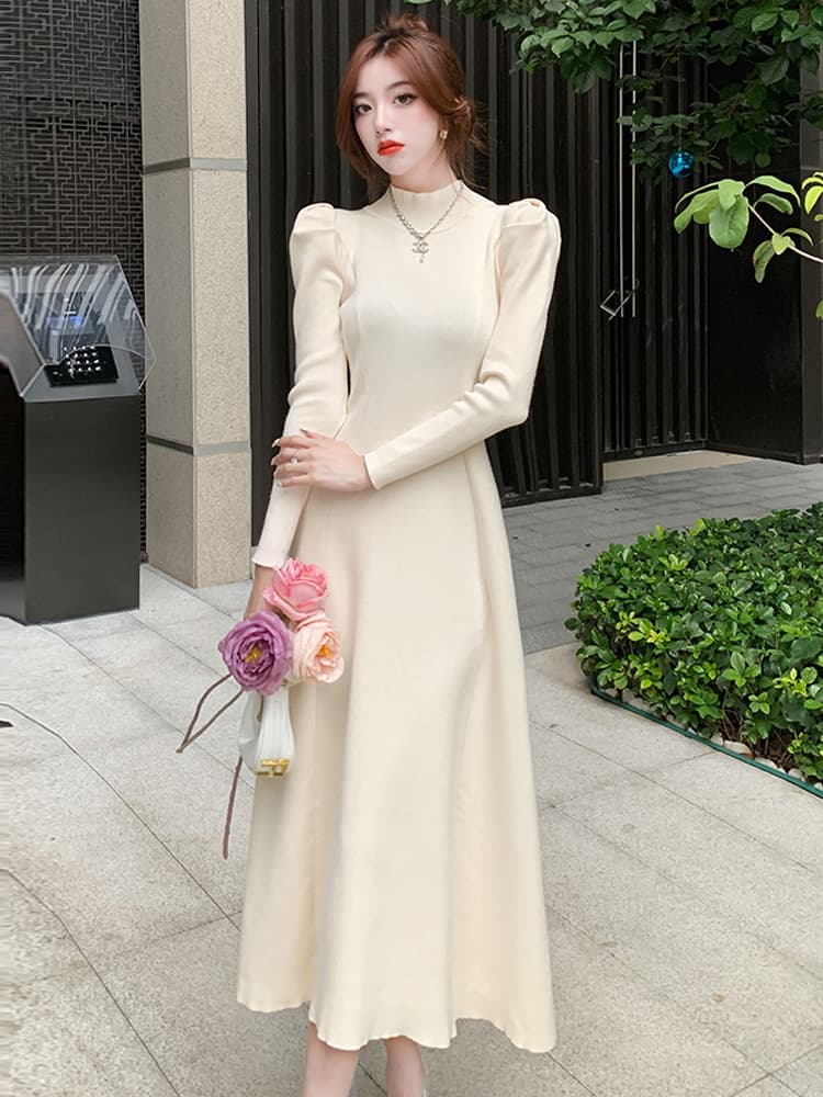 上品なハイネックロングドレス