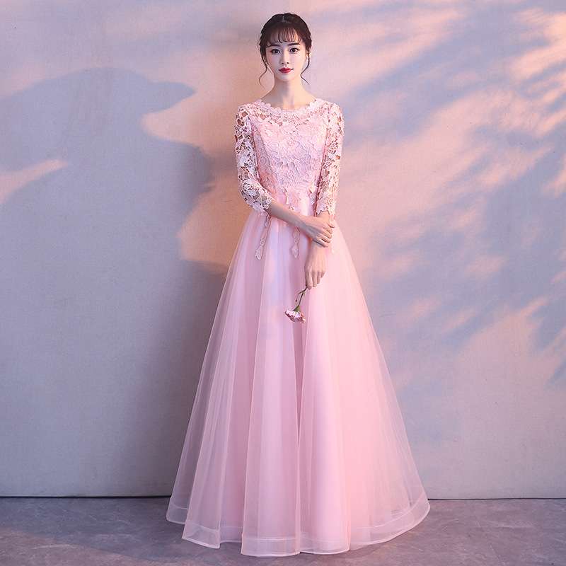 レースとチュールの優美なロングドレス