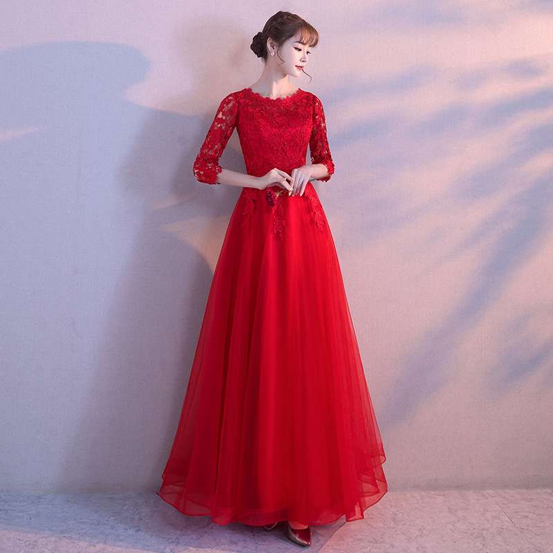 レースとチュールの優美なロングドレス