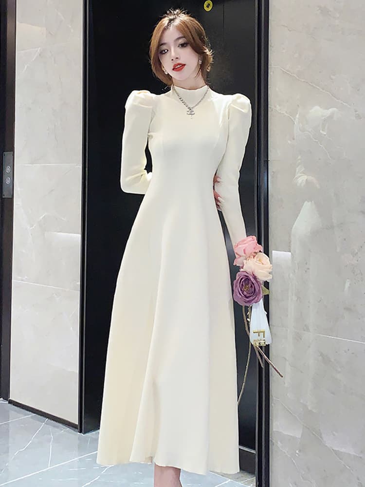 上品なハイネックロングドレス
