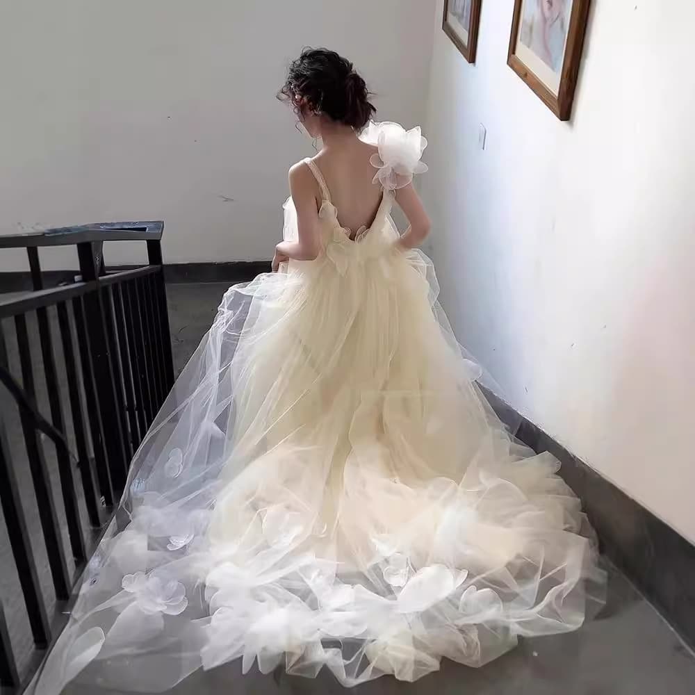 ロングドレス 優美なチュールフラワー ウエディングドレス