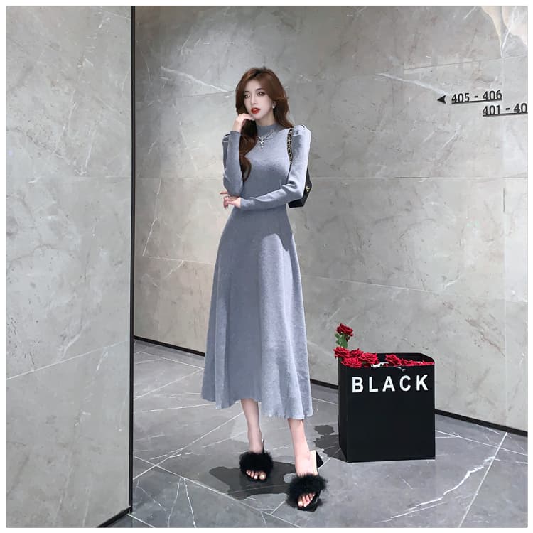 上品なハイネックロングドレス