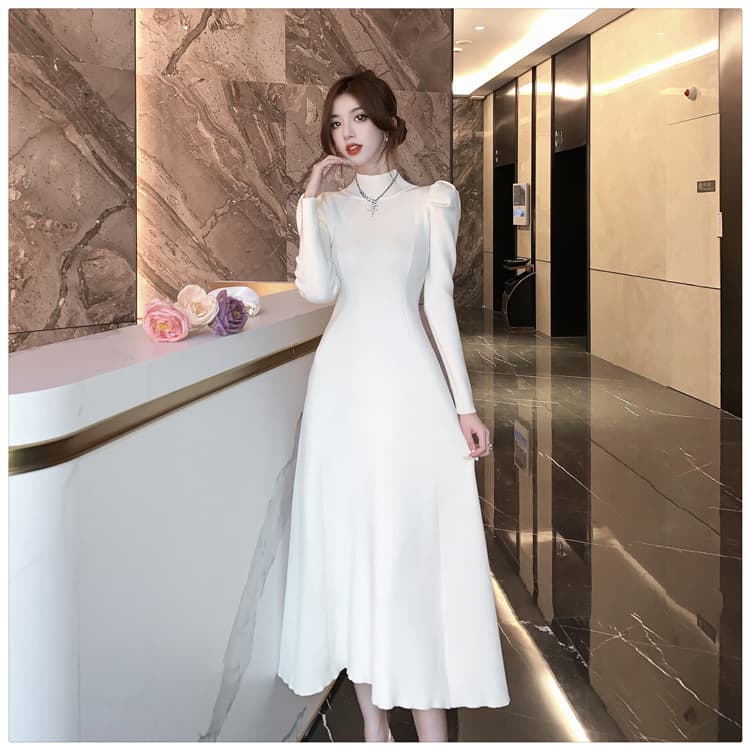 上品なハイネックロングドレス